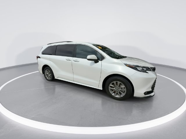 2025 Toyota Sienna XLE - Photo 2