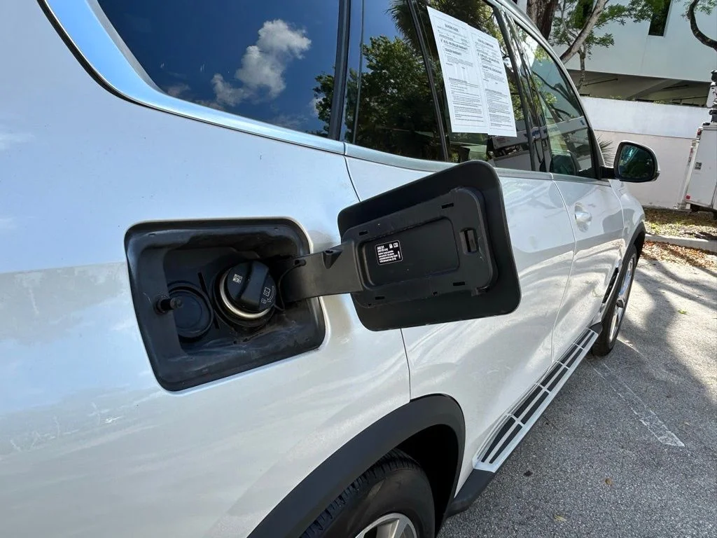 Used 2025 White BMW xDrive40i image 47