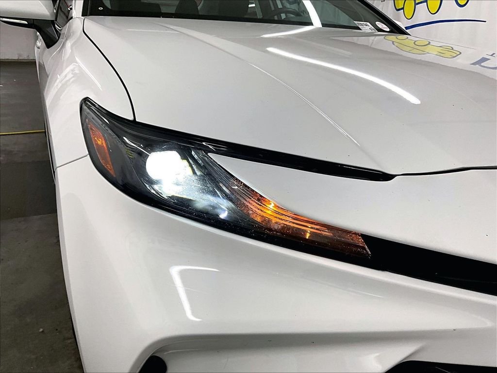 Used 2025 White Toyota LE image 30
