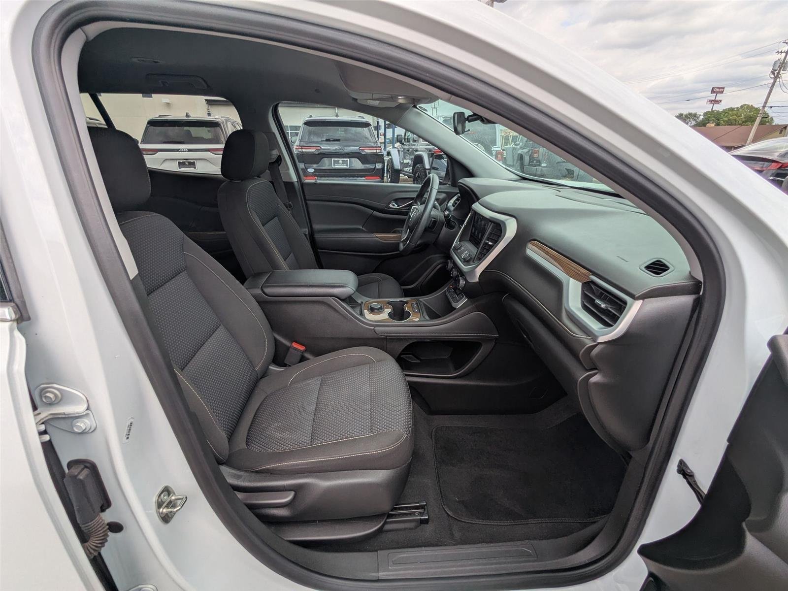 Used 2023 Summit White GMC SLE image 33