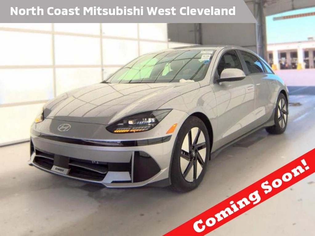 Used 2023 Silver Hyundai SE image 1