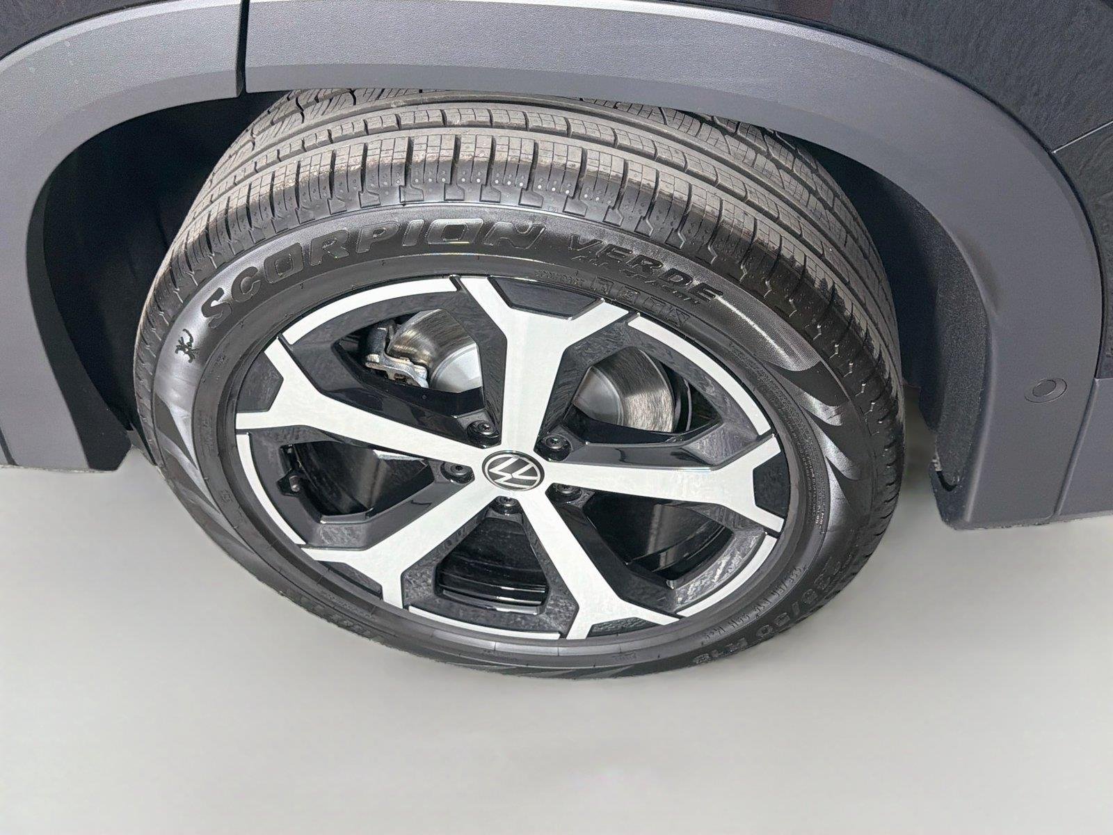 New 2026 Deep Black Pearl Volkswagen SE image 29