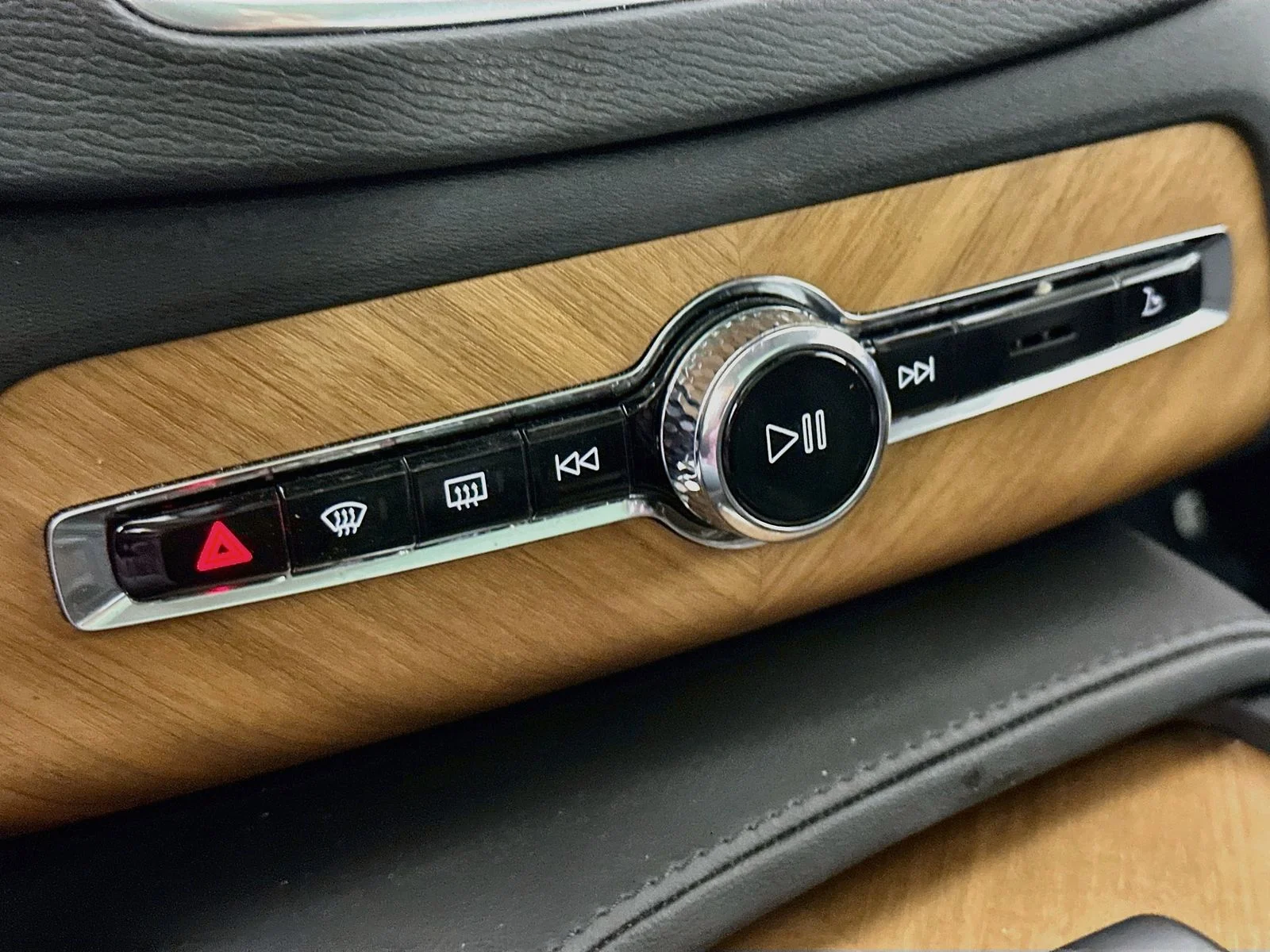 Used 2025 Onyx Black Metallic Volvo B6 Plus 7-Seater image 16