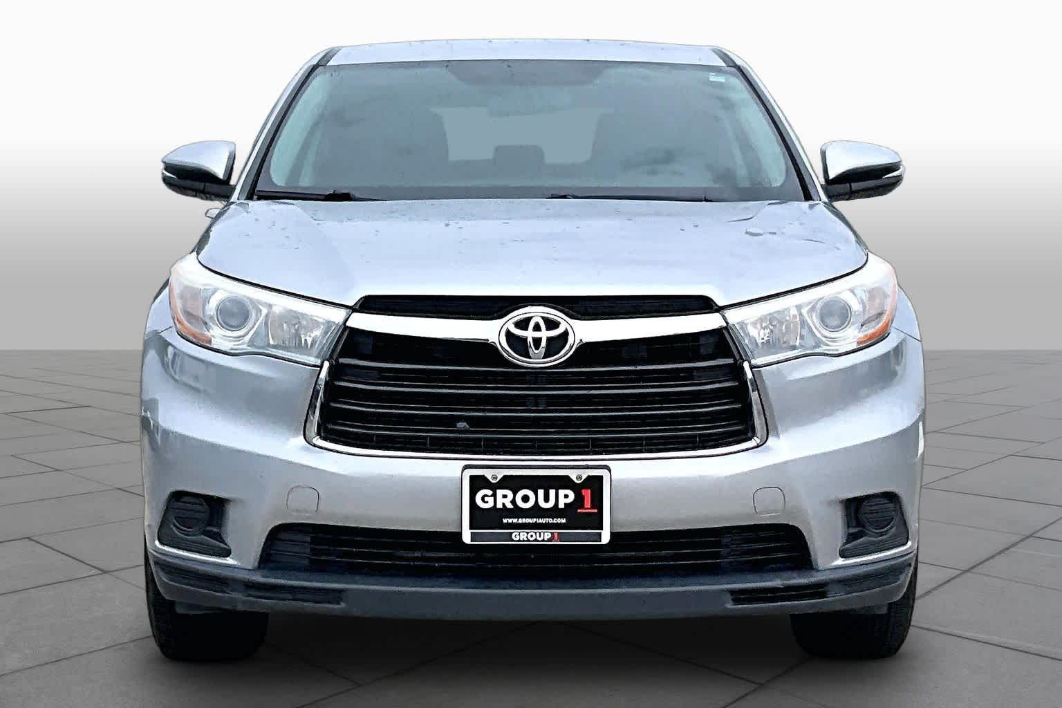 Used 2016 Silver Sky Metallic Toyota LE image 4
