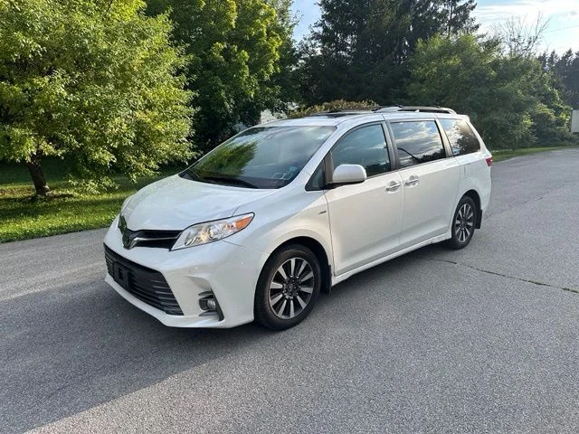 Used 2018 White Toyota XLE image 7