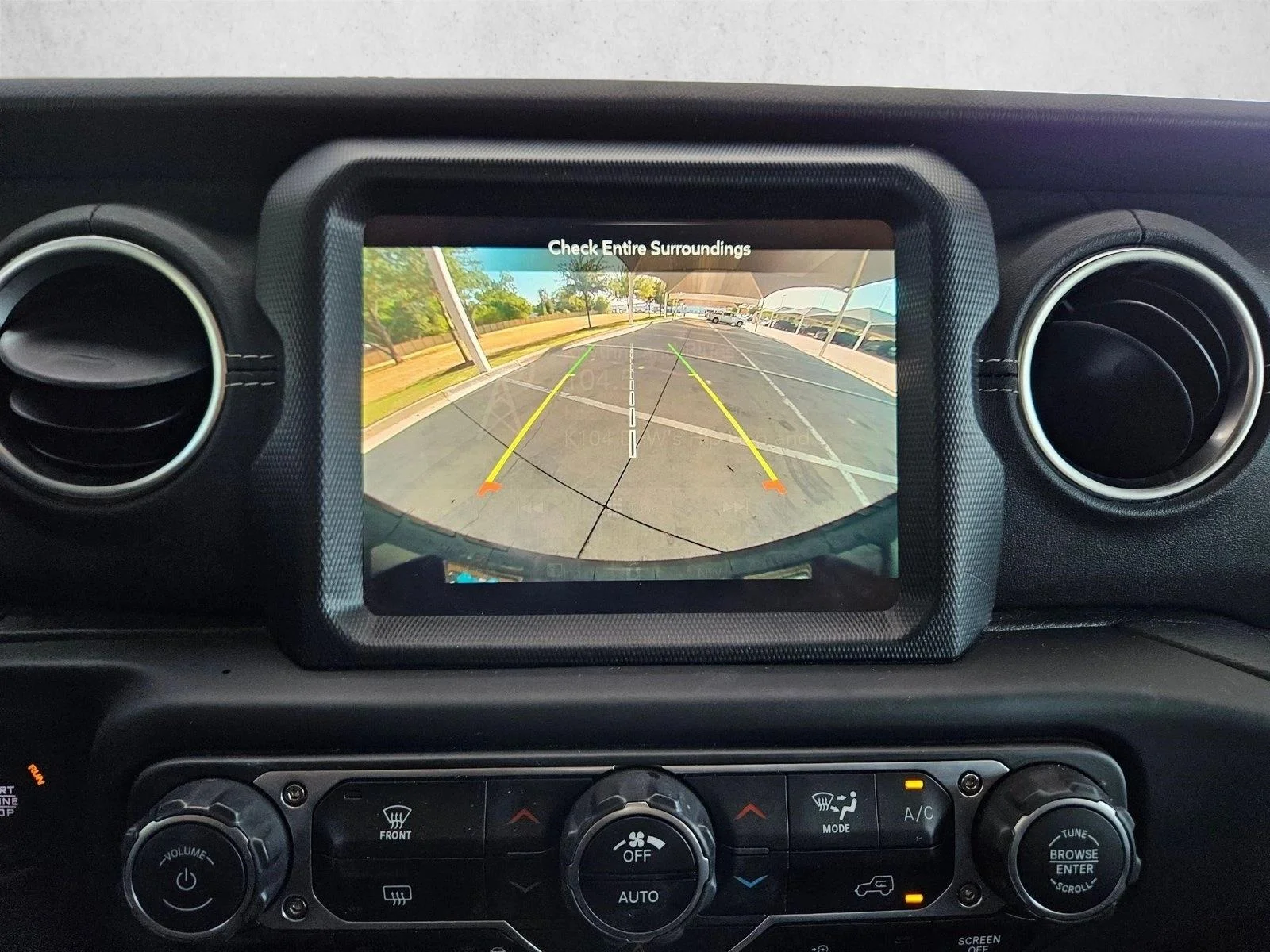 Used 2023 High Velocity Clearcoat Jeep Sahara image 12