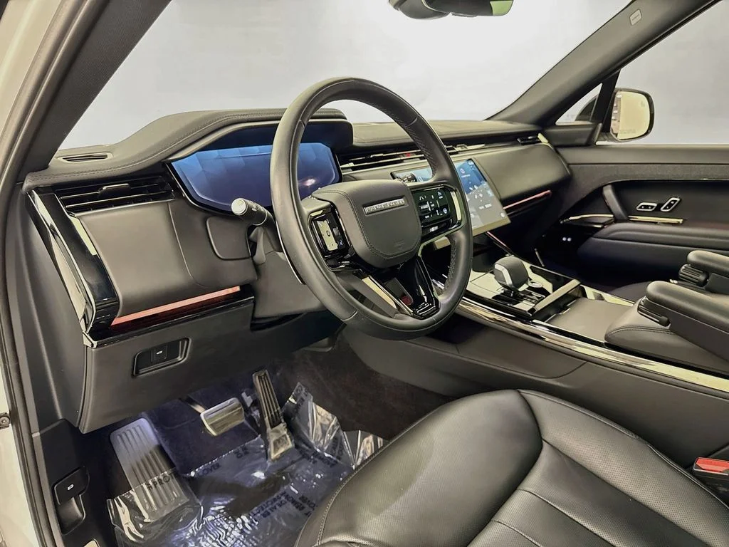 Used 2025 White Land Rover Dynamic SE image 9