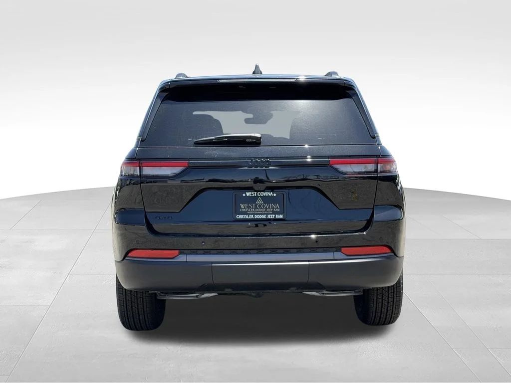 New 2026 Diamond Black Crystal Pearl-Coat Exterior Paint Jeep Laredo image 9