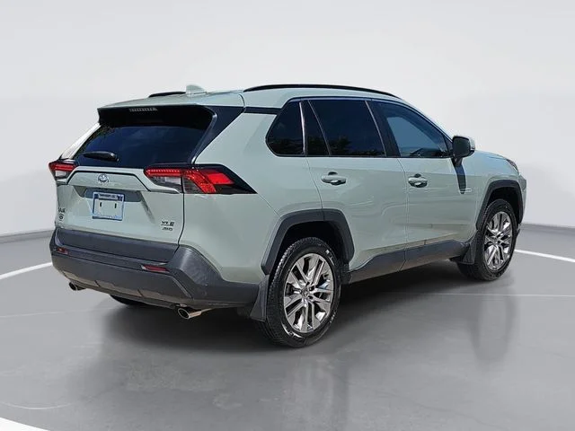 Used 2022 Gray Toyota XLE Premium image 3
