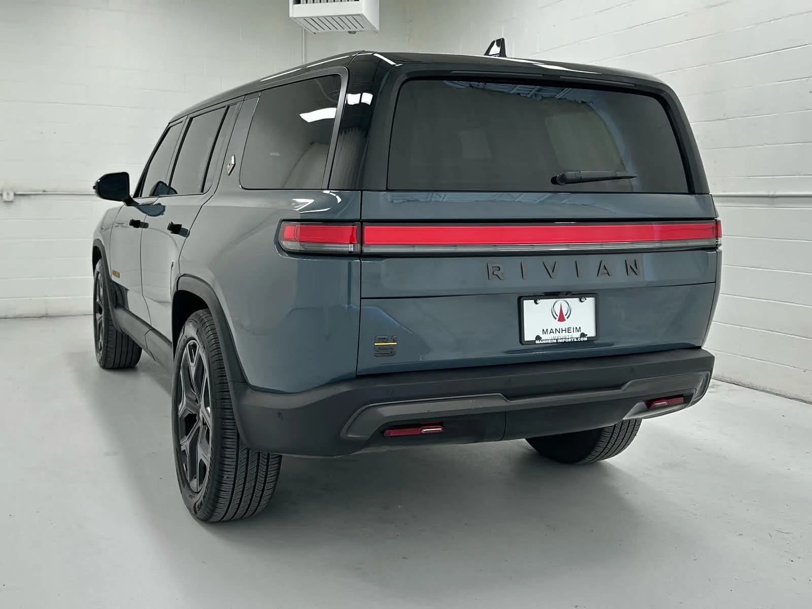 Used 2025 Storm Blue Rivian Ascend image 8