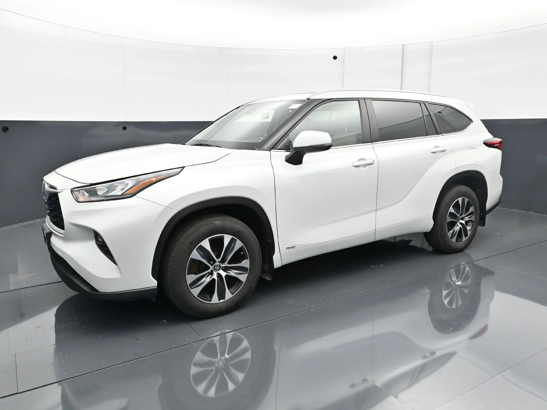 Used 2023 Toyota Highlander Hybrid XLE with VIN 5TDKBRCHXPS593608 for sale in Burnsville, Minnesota