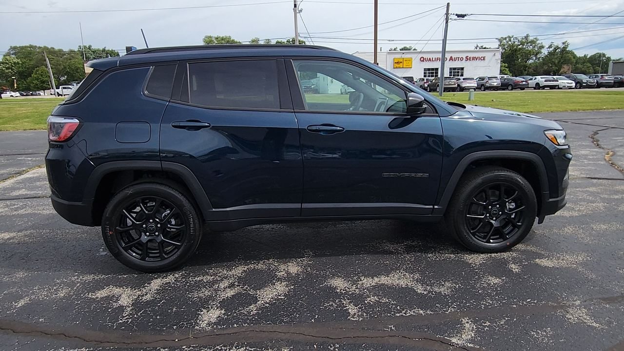 New 2026 Fathom Blue Pearl-Coat Exterior Paint Jeep Latitude Altitude image 9