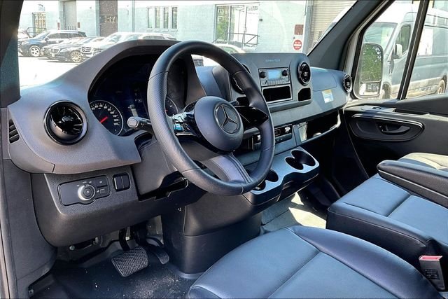 Used 2025  Mercedes-Benz Cargo 144 WB image 10