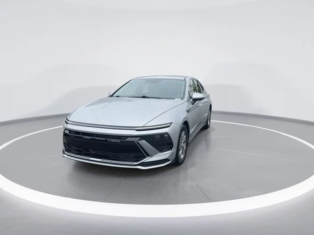 Used 2025 Silver Hyundai SE image 3