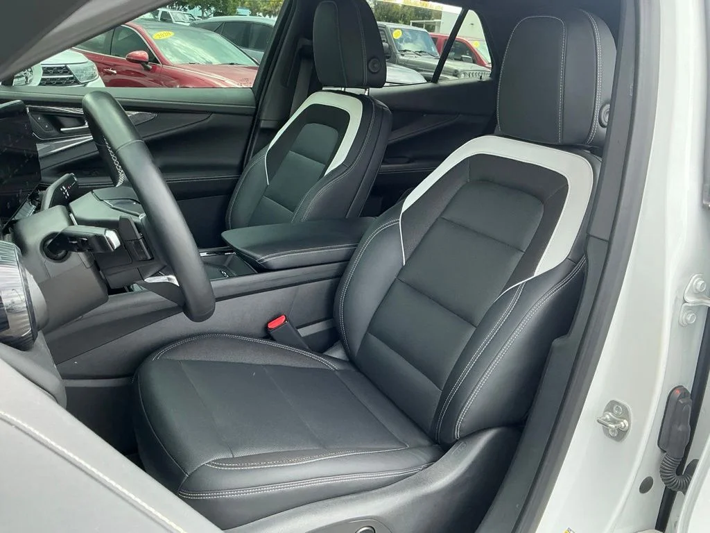 Used 2024 White Chevrolet LT image 37