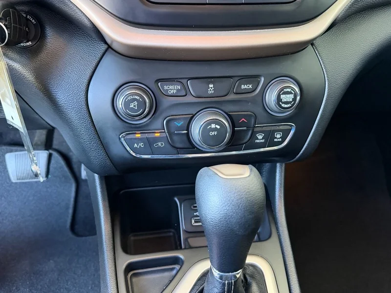 Used 2017 Granite Crystal M Jeep Latitude image 14
