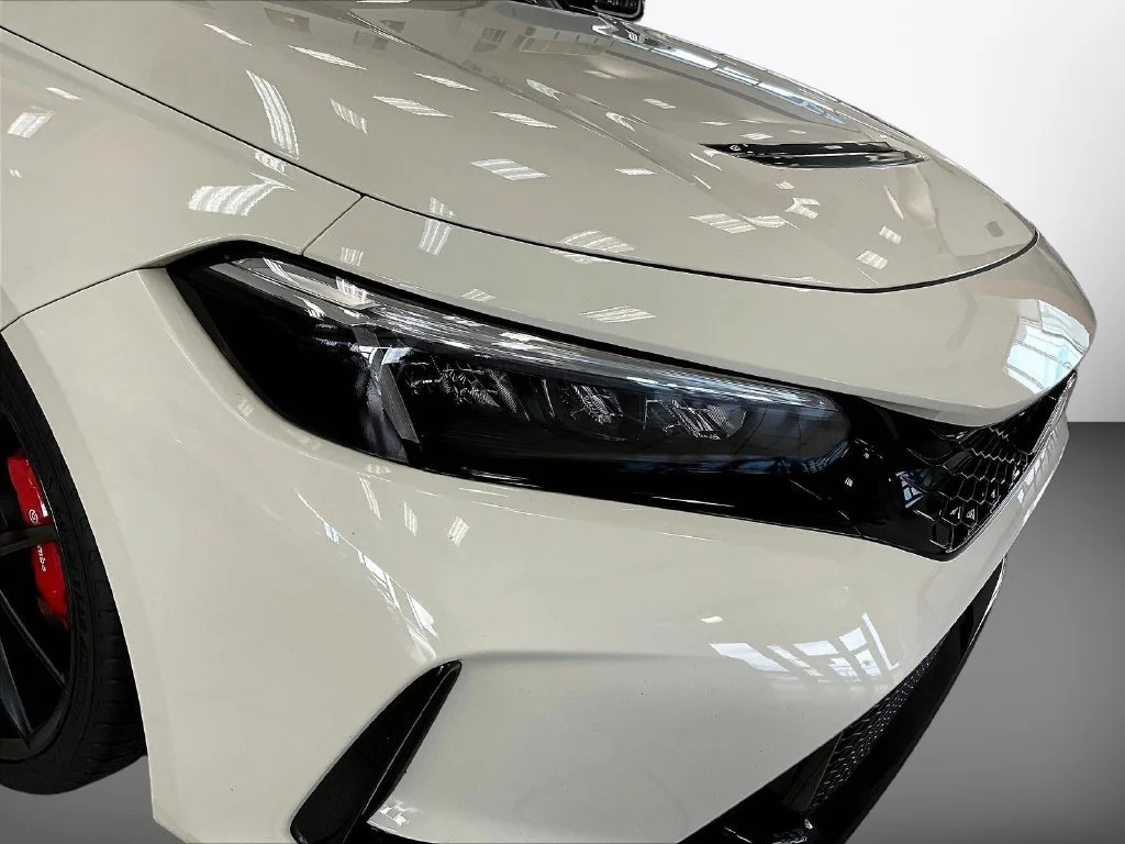Used 2025 Championship White Honda  image 32