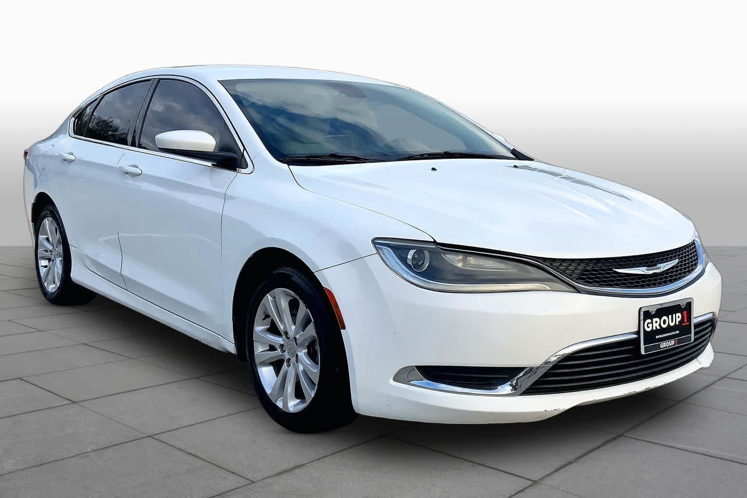 Used 2015 Bright White Clearcoat Chrysler Limited image 3