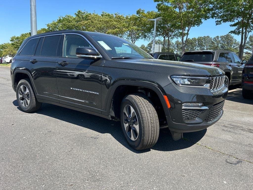 Used 2024 Rocky Mountain Pearlcoat Jeep  image 3
