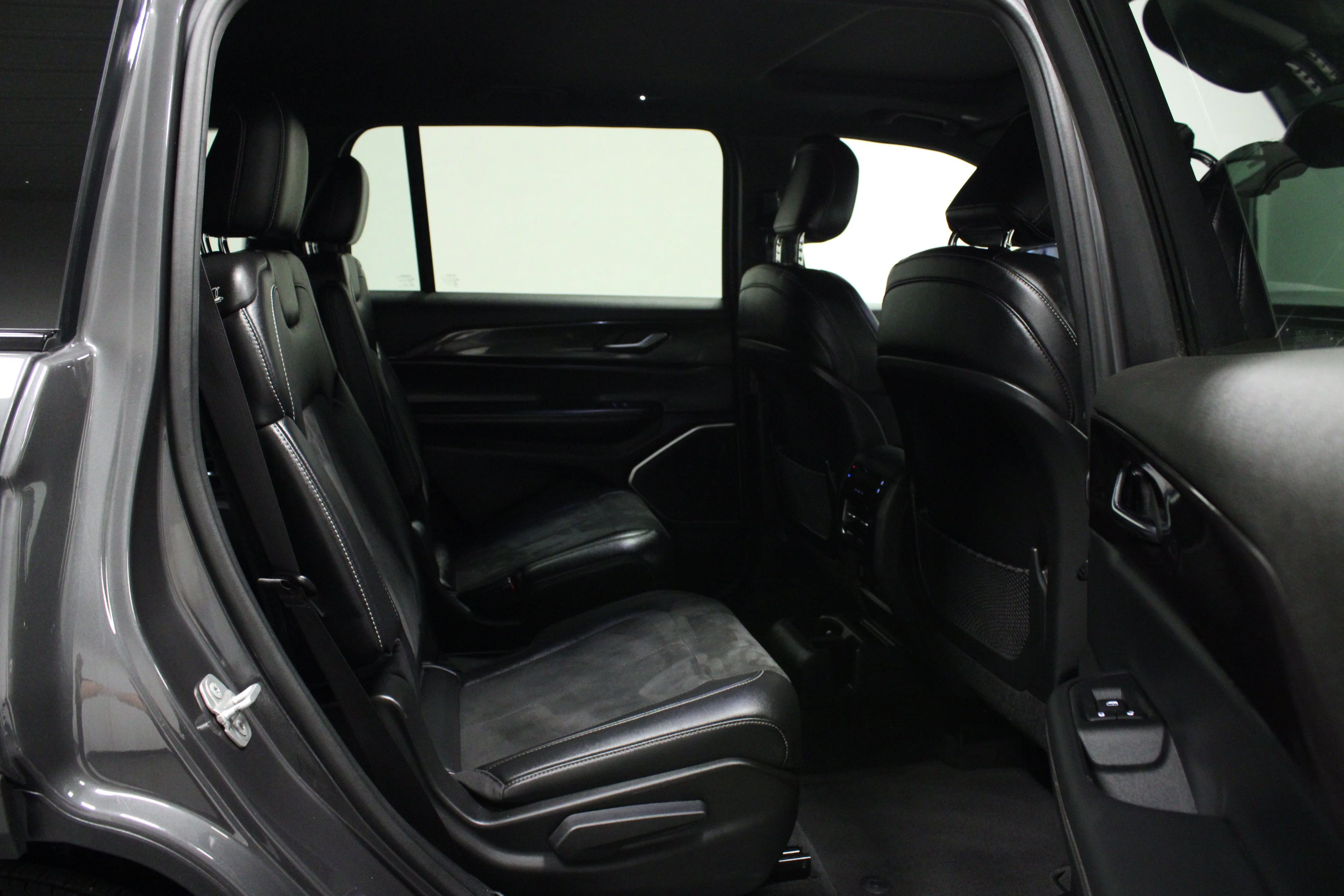 Used 2022 Baltic Gray Metallic Clearcoat Jeep Altitude image 16