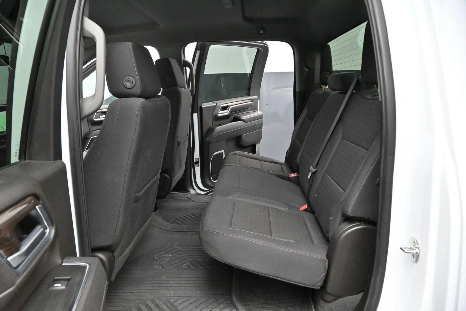 Used 2025 Summit White Chevrolet LT image 31