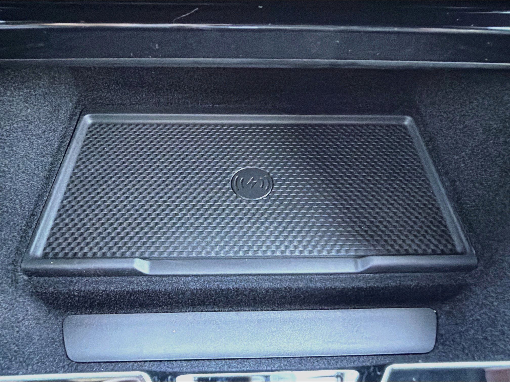 New 2027 Santorini Black Land Rover SE image 32