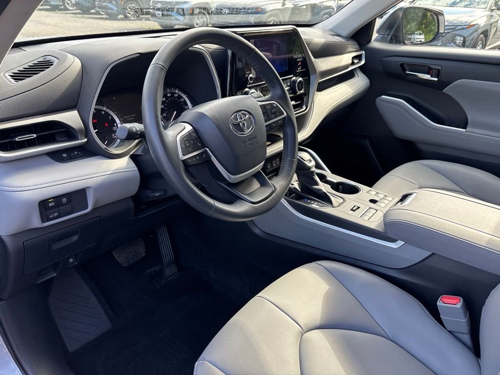 Used 2024  Toyota XLE image 10