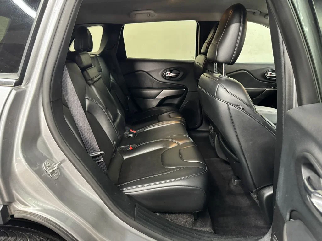 Used 2019 Silver Jeep Latitude Plus image 26