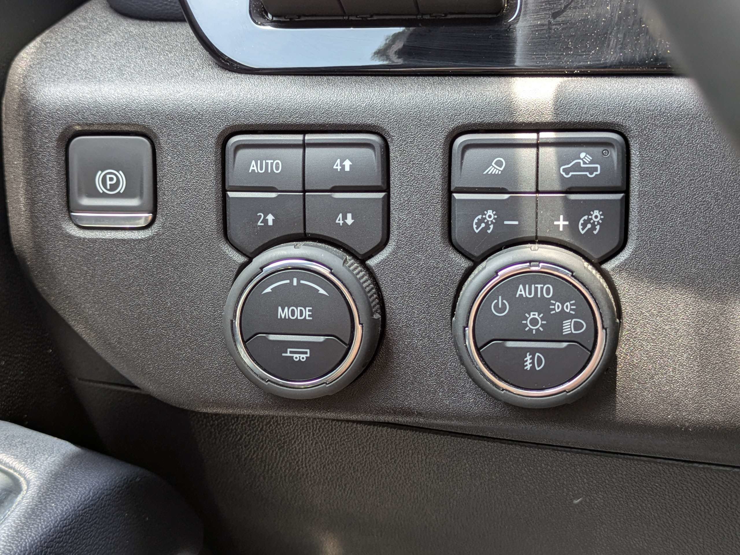 Used 2025 Summit White Chevrolet High Country image 25