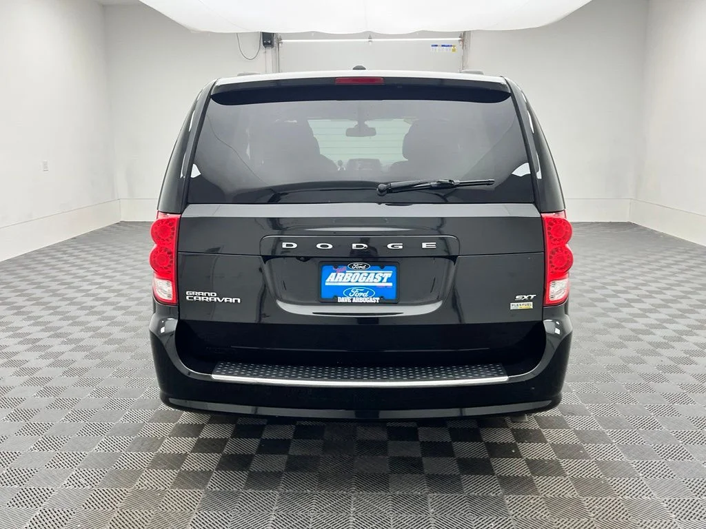 Used 2019 Black Dodge SXT image 9