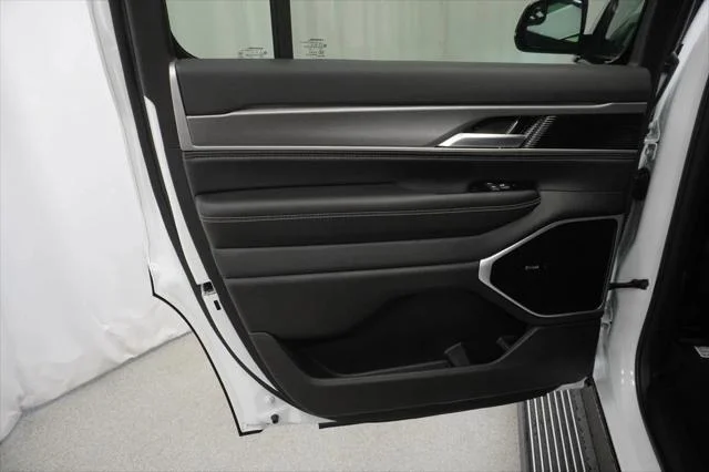 New 2026 Bright White Clear-Coat Exterior Paint Jeep Grand Wagoneer image 30