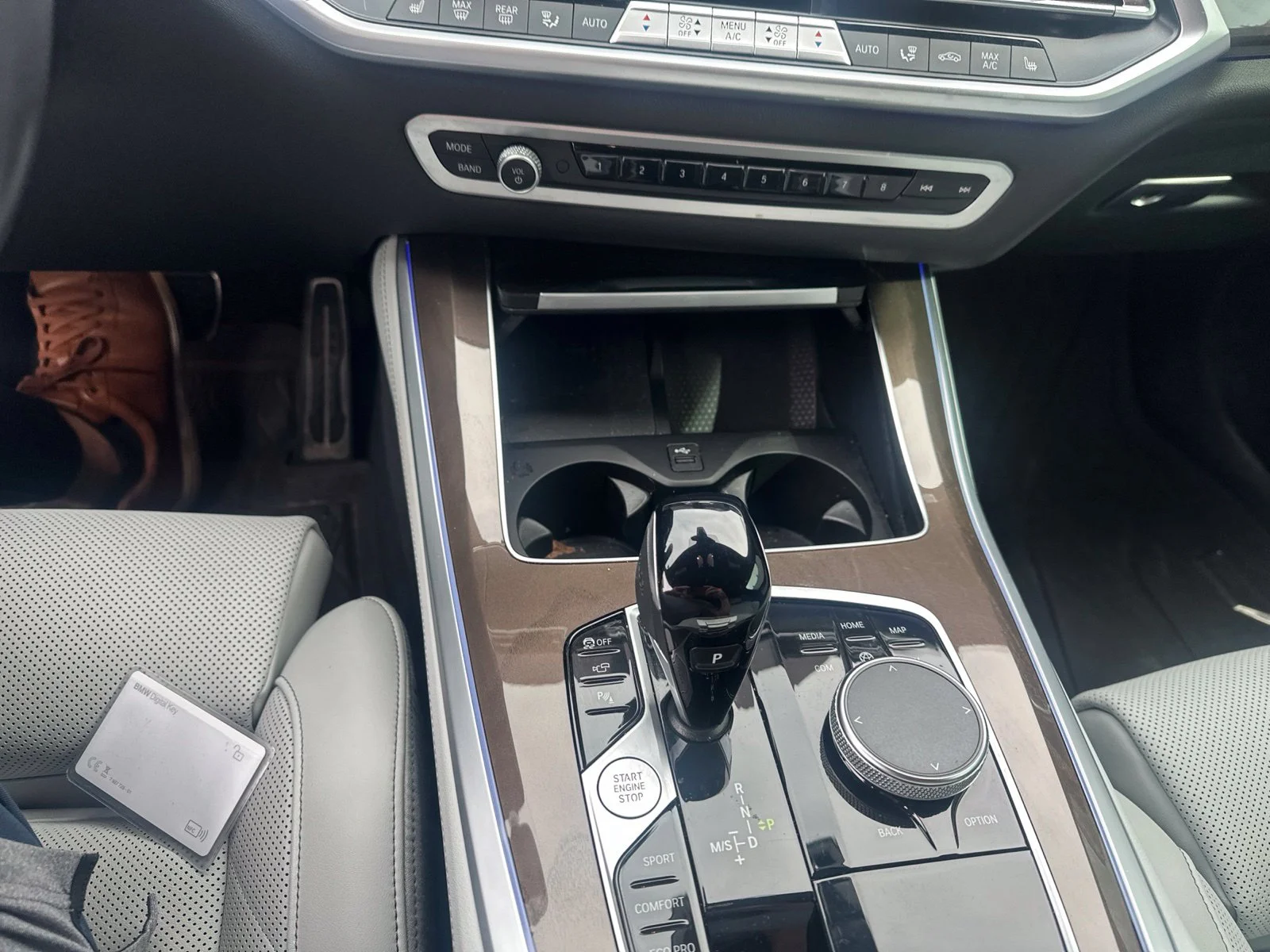 Used 2023 Black BMW xDrive40i image 11
