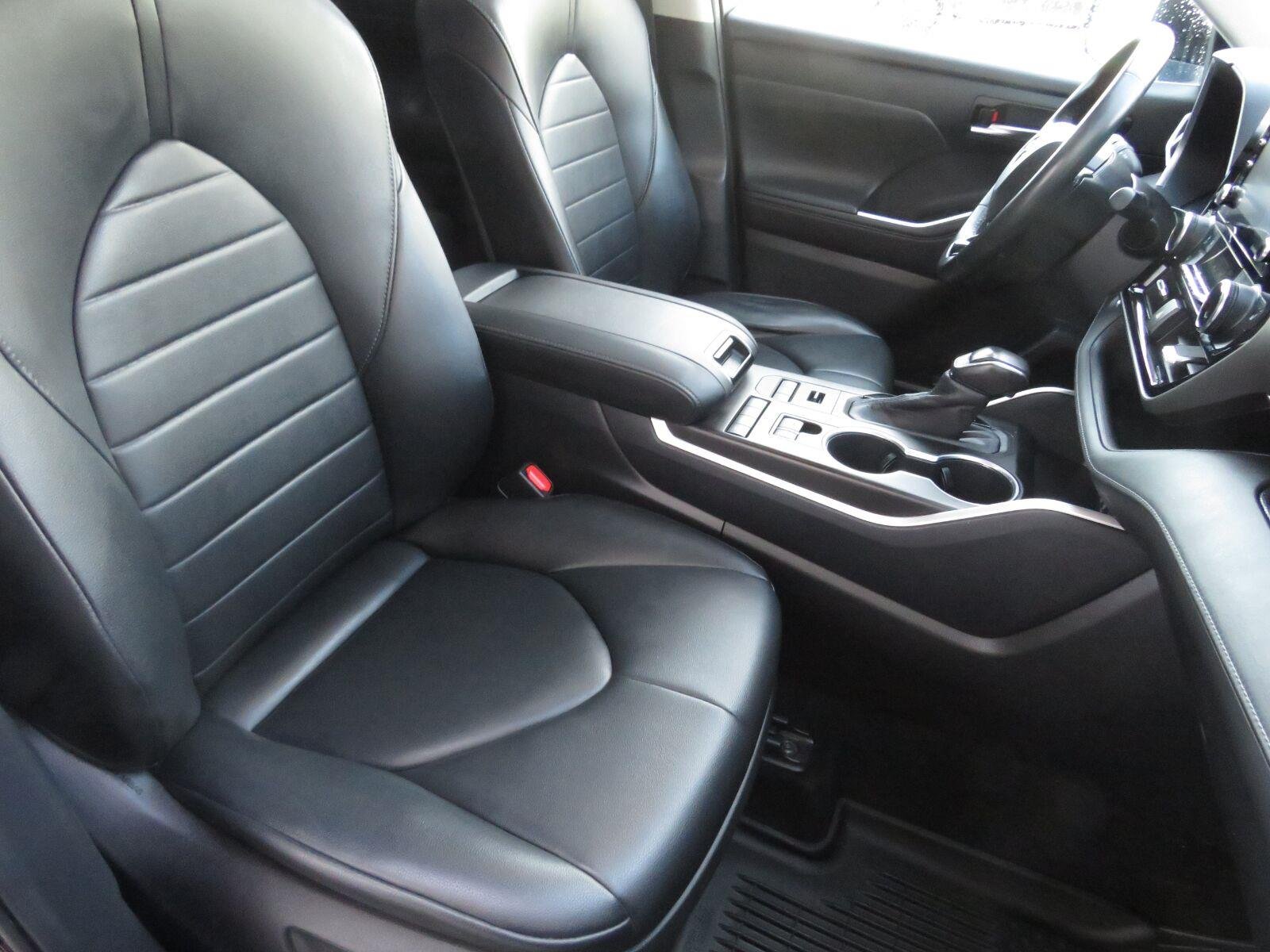 Used 2020 Midnight Black Metallic Toyota XLE image 28