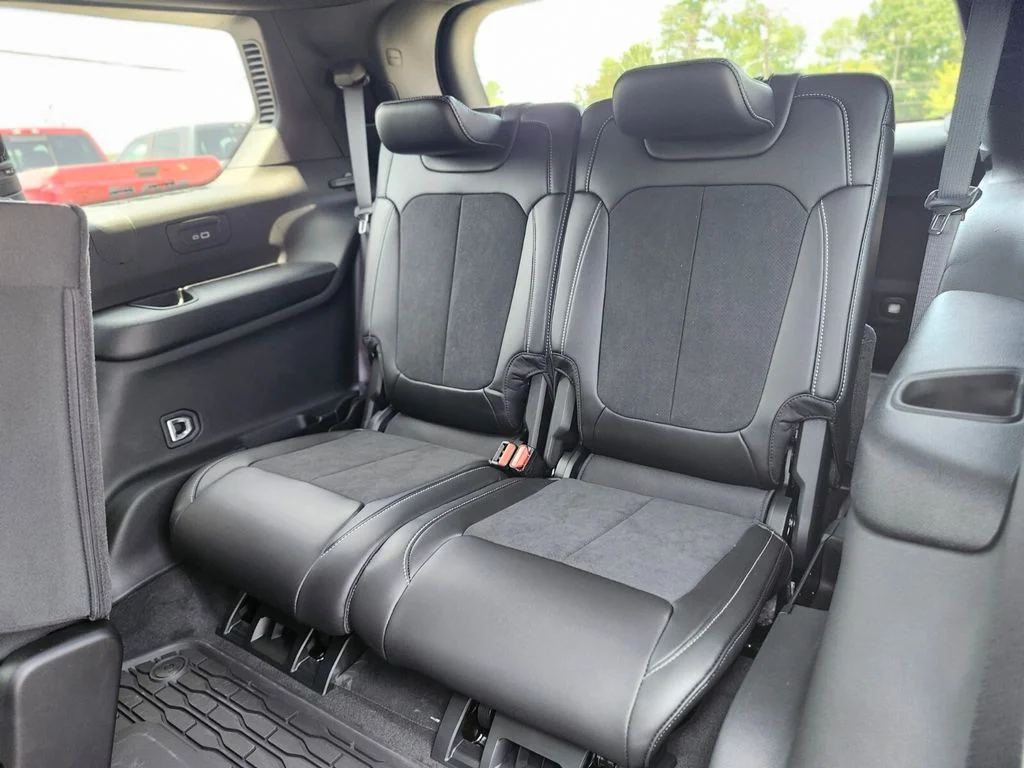 New 2026 Diamond Black Crystal Pearl-Coat Exterior Paint Jeep Altitude image 18