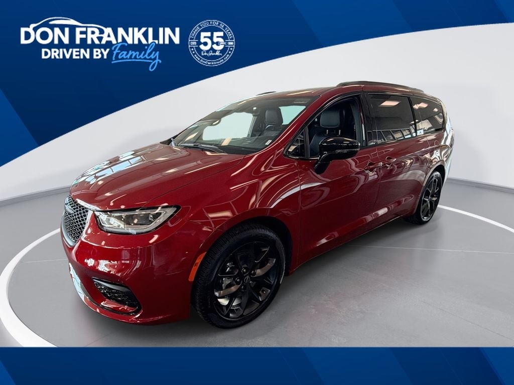 2026 Chrysler Pacifica Select's photo
