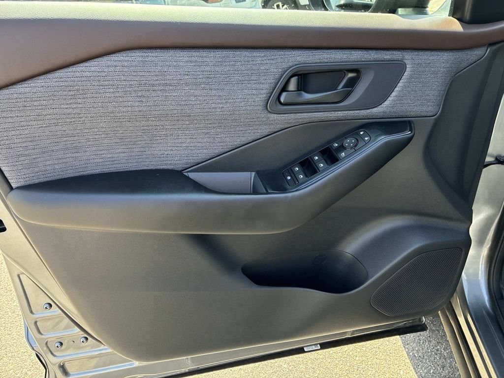 Used 2023 Gray Nissan S image 18