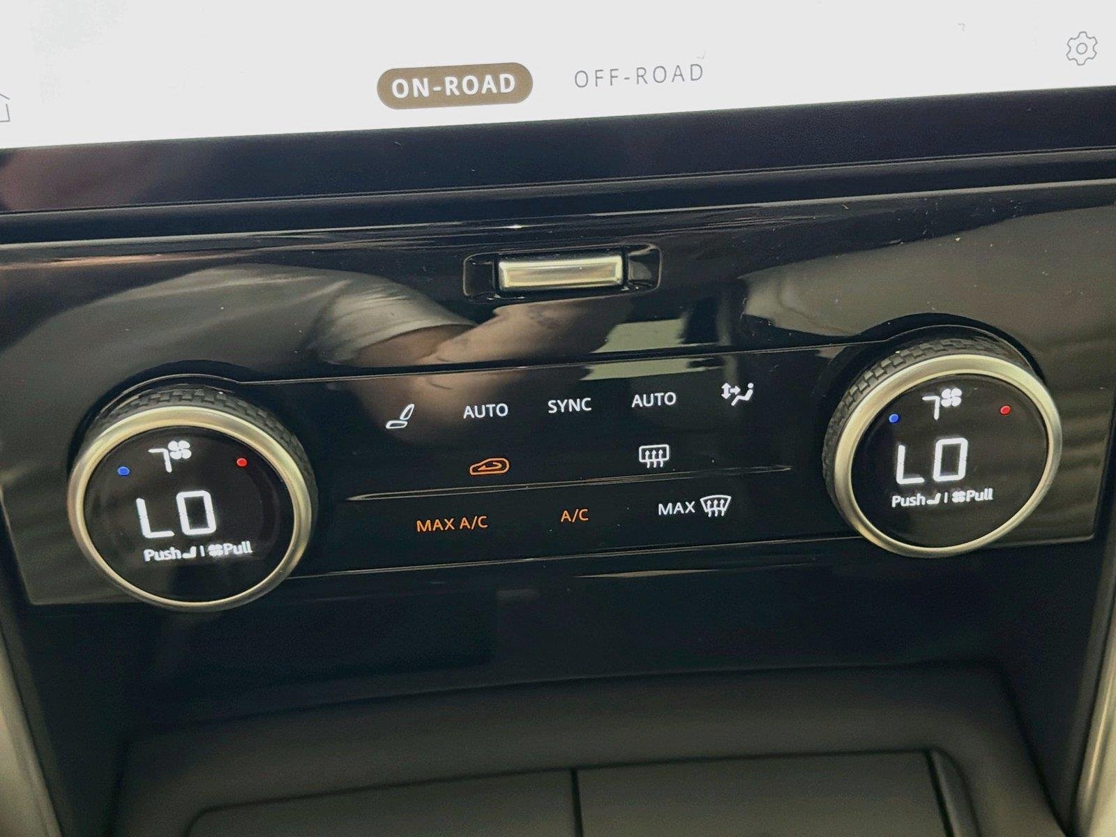 New 2026 Santorini Black Land Rover Dynamic SE image 15