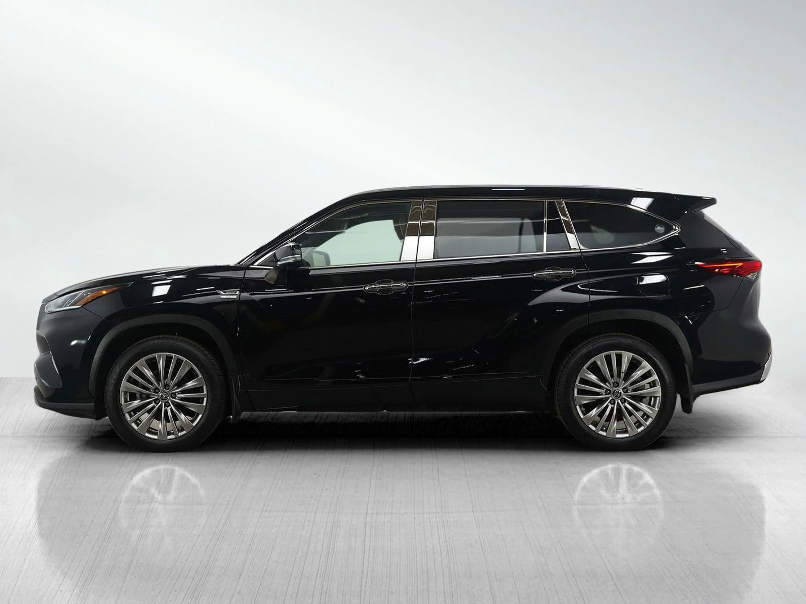 Used 2023 Toyota Highlander Platinum with VIN 5TDKDRBH8PS520992 for sale in Wayzata, Minnesota
