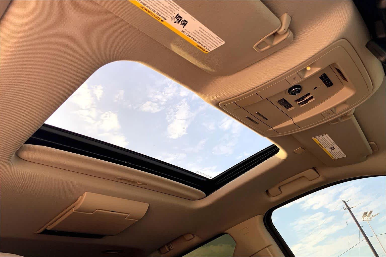 Used 2018 White Frost Tricoat GMC SLT image 14