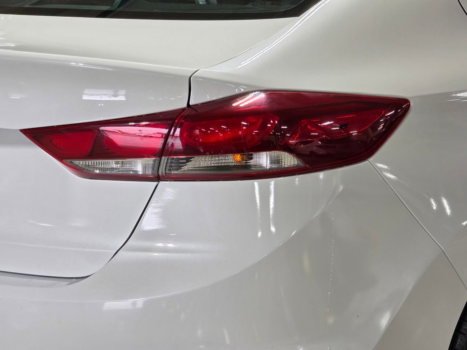 Used 2018 Quartz White Pearl Hyundai SE image 12