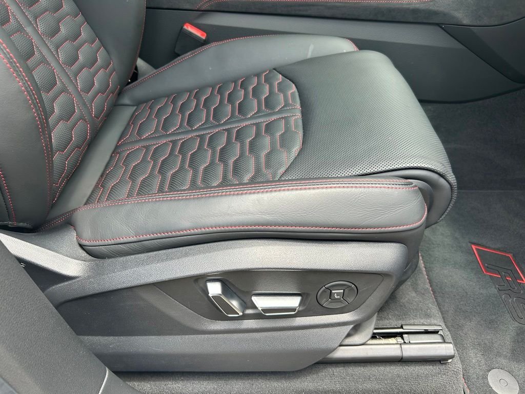 Used 2024  Audi 4.0T image 33