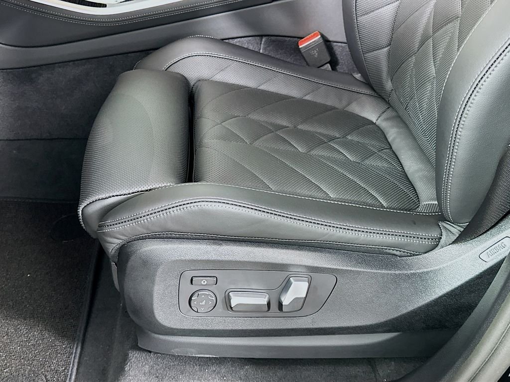 New 2026 Black Sapphire Metallic BMW xDrive40i image 21