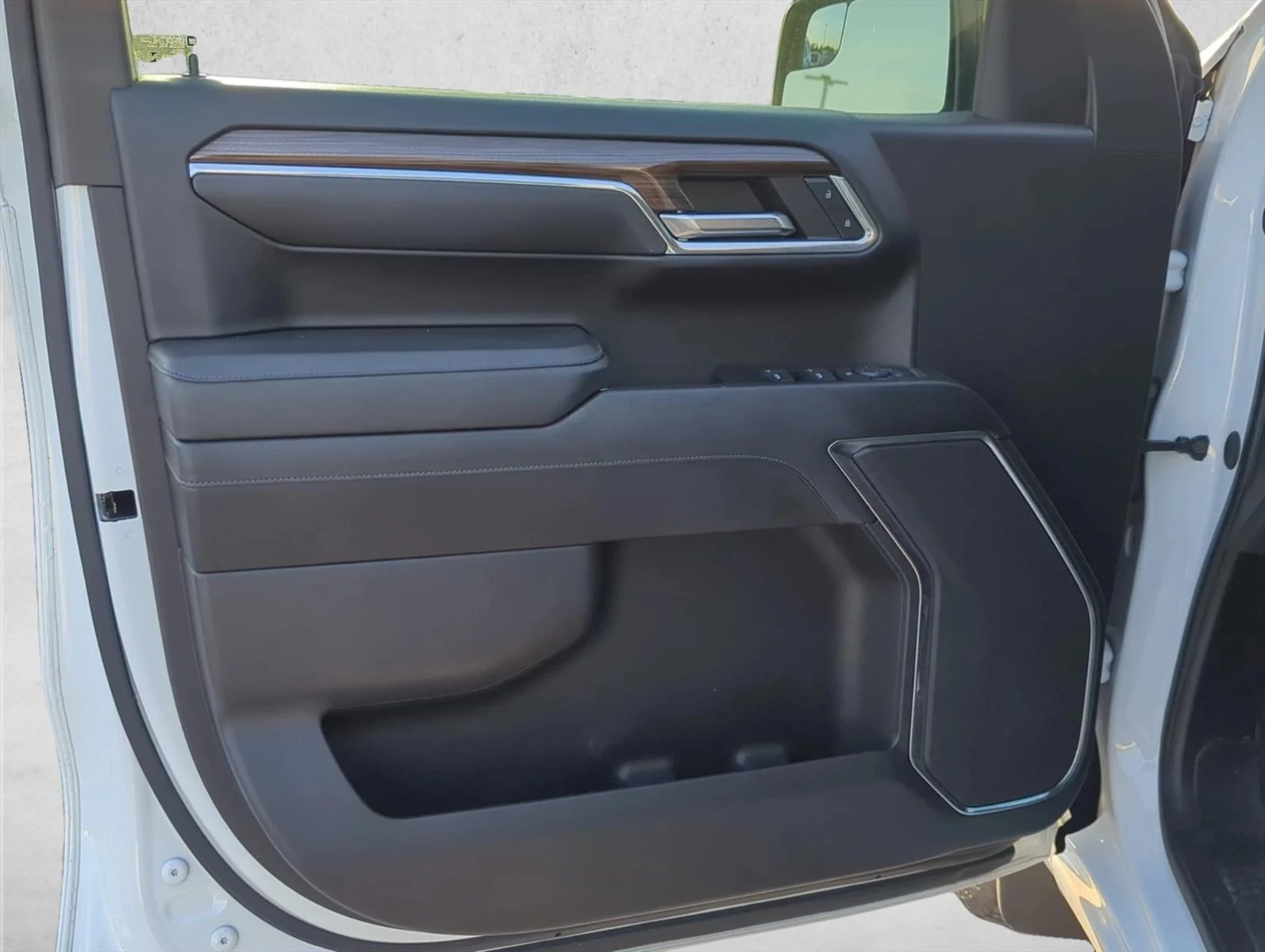 Used 2024 Summit White Chevrolet RST image 7