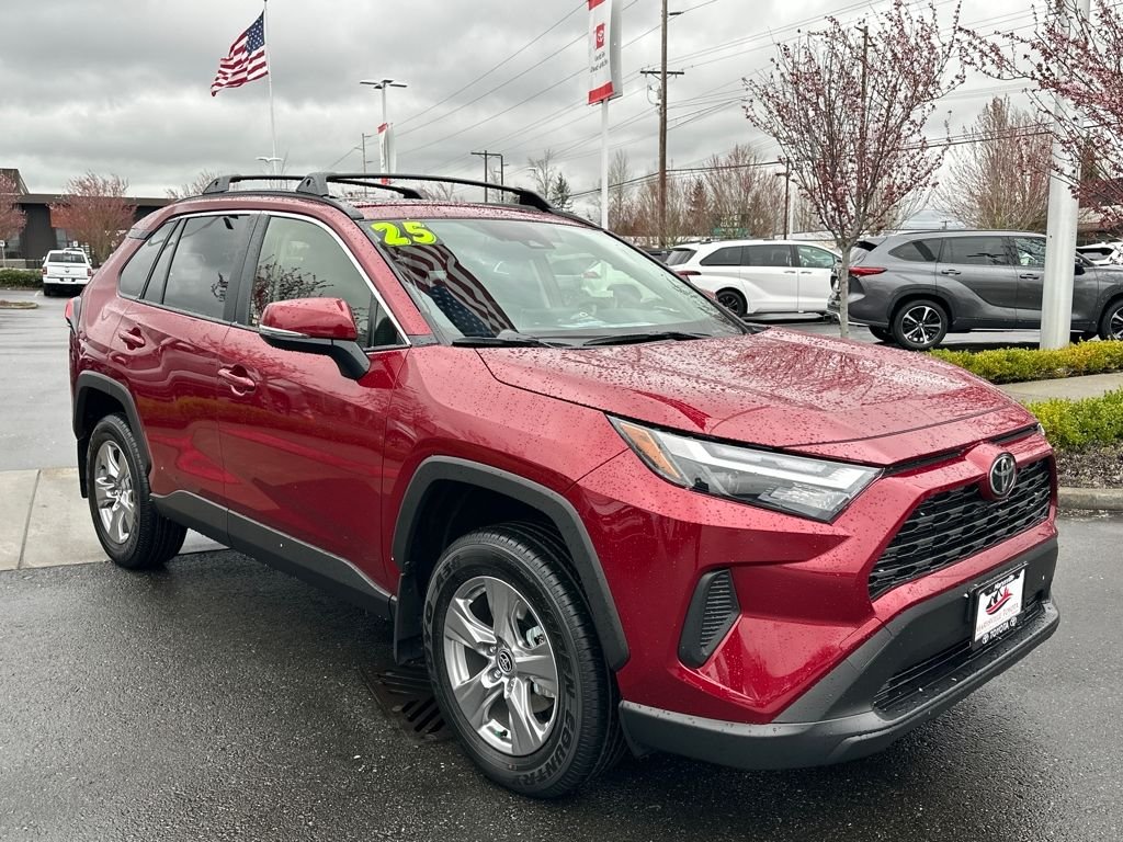 2025 Toyota RAV4 XLE - Photo 7