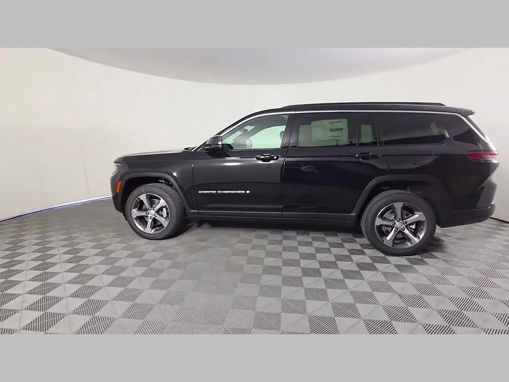 New 2026 Diamond Black Crystal Pearl-Coat Exterior Paint Jeep Limited image 33