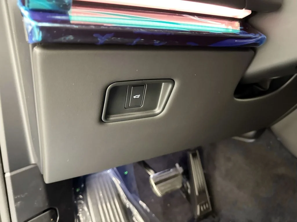 New 2026 Santorini Black Land Rover Dynamic SE image 10