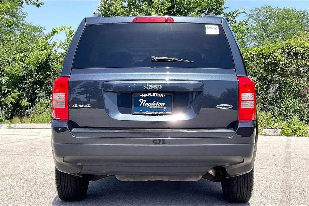 Used 2015 Gray Jeep Latitude image 3