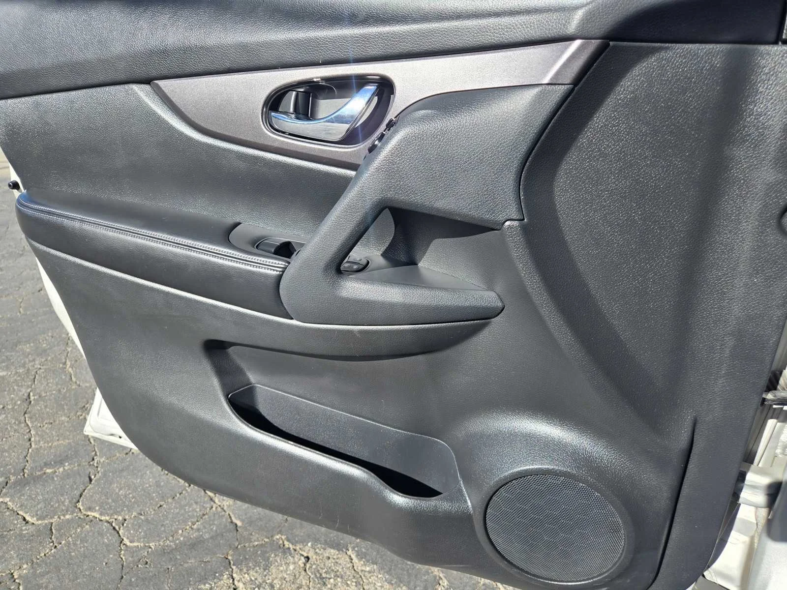 Used 2016  Nissan SV image 22