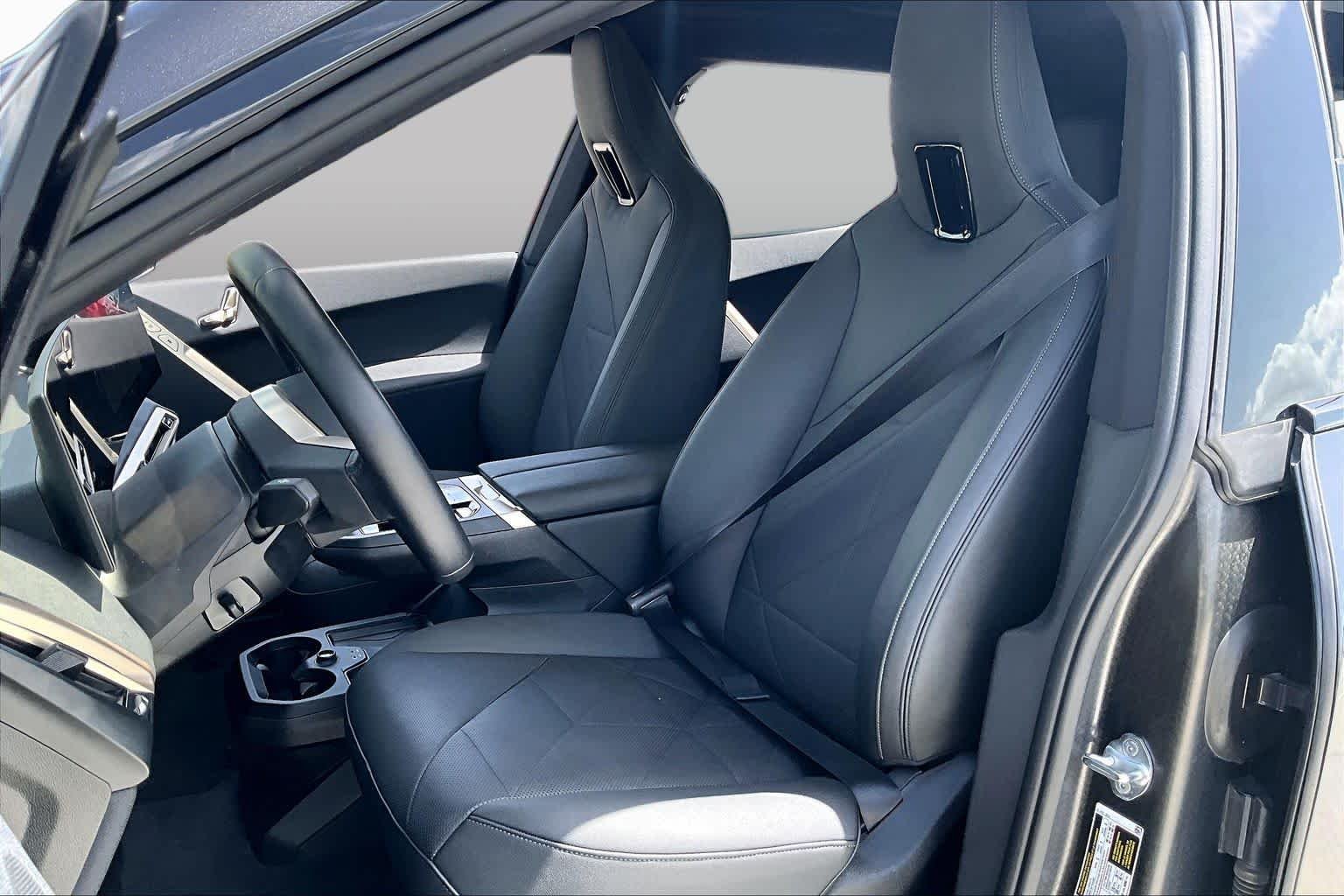 Used 2024 Dark Graphite Metallic BMW xDrive50 image 7