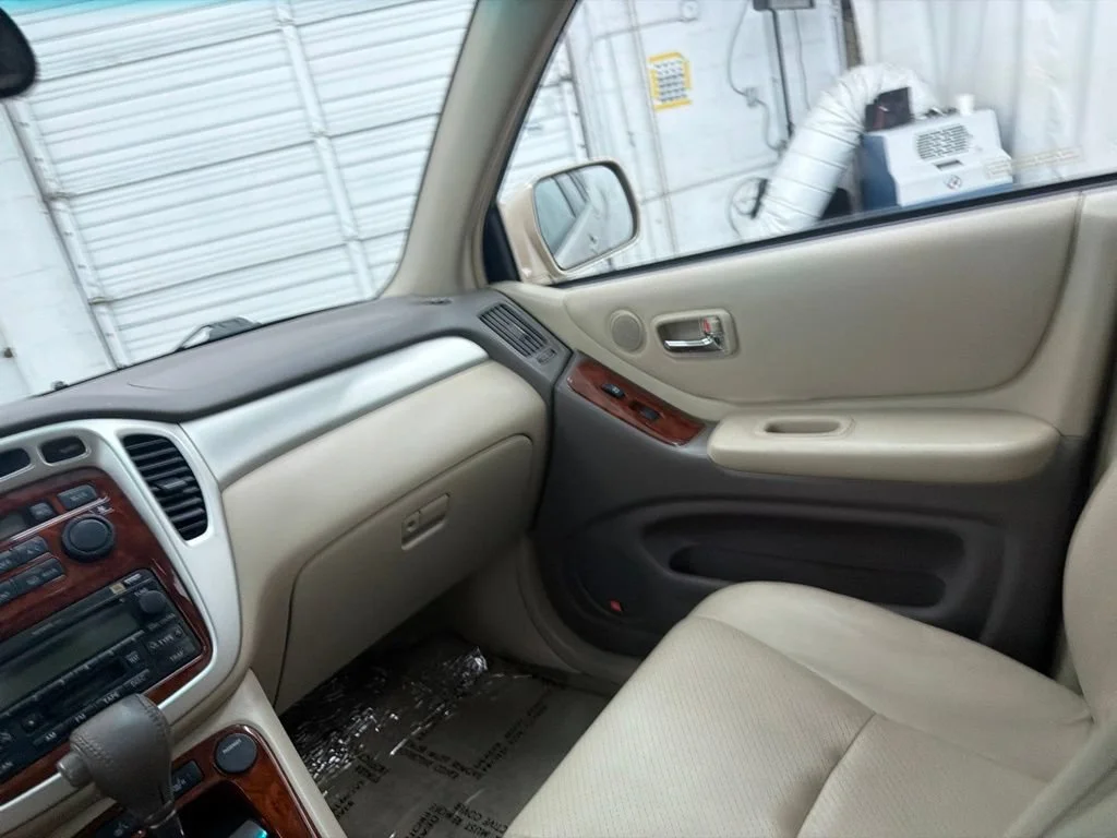 Used 2006 Gold Toyota Limited image 24